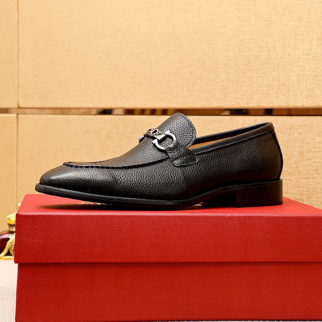Men's shoes 💰460 💐 Product trademark: Ferragamo "Ferragamo" casual leather shoes Regular size: 38-44 (45🉑️customized) Product materials: Selected imported first-layer pebbled calfskin upper + luxury hardware buckle, imported water-dyed cow leather lining. Strong three-dimensional visual effect, original combination outsole Color: 2⃣️colors available
